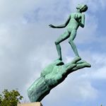 Skulptur Mensch auf grosser Hand