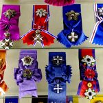 Koenigliche Orden in einer Vitrine