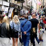 Menschenmenge in der Gasse in Gamla Stan