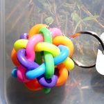 Travel Bug Kugel aus bunten Plastikbaendern