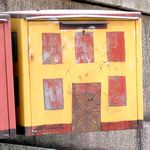 Briefkasten, angemalt als Haus