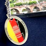 Travelbug Heidelberg mit rundem Anh�nger in den Farben Deutschlands