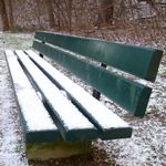 Gruene Bank mit Schnee