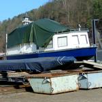 Schiff steht auf Traeger um in das Wasser zu gleiten.