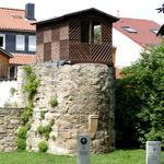 Kleines Haus auf einer Turmmauer