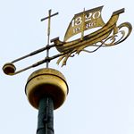Wetterfahne an der Kirche in Badra in Form eines Schiffes