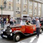 nachgebaute Oldtimer fuer Touristenrundfahrten