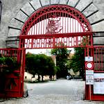 Rotes Eisentor beim Schlossaufgang