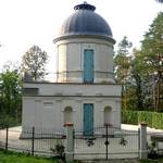 Rundes Gebaeude als Denkmal im Wald