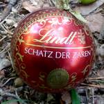 Rote Weihnachtskugel mit Beschriftung: Schatz der Zaren