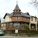 Villa aus Holz mit Turm