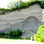 Wingertsbergwand mit den einzelnen Schichten des Vulkanauswurfs