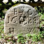 Rastplatz mit alten Steinkreuzen