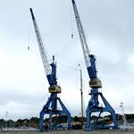 2 alte blaue Hafenkraene