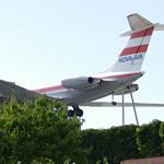 Flugzeug auf dem Hoteldach