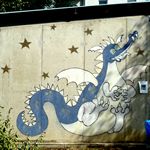 netter Drache als Bild auf einer Garagenwand
